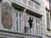 029 Wiener Ostern 2006 Schoene Laterne in Gasse.JPG